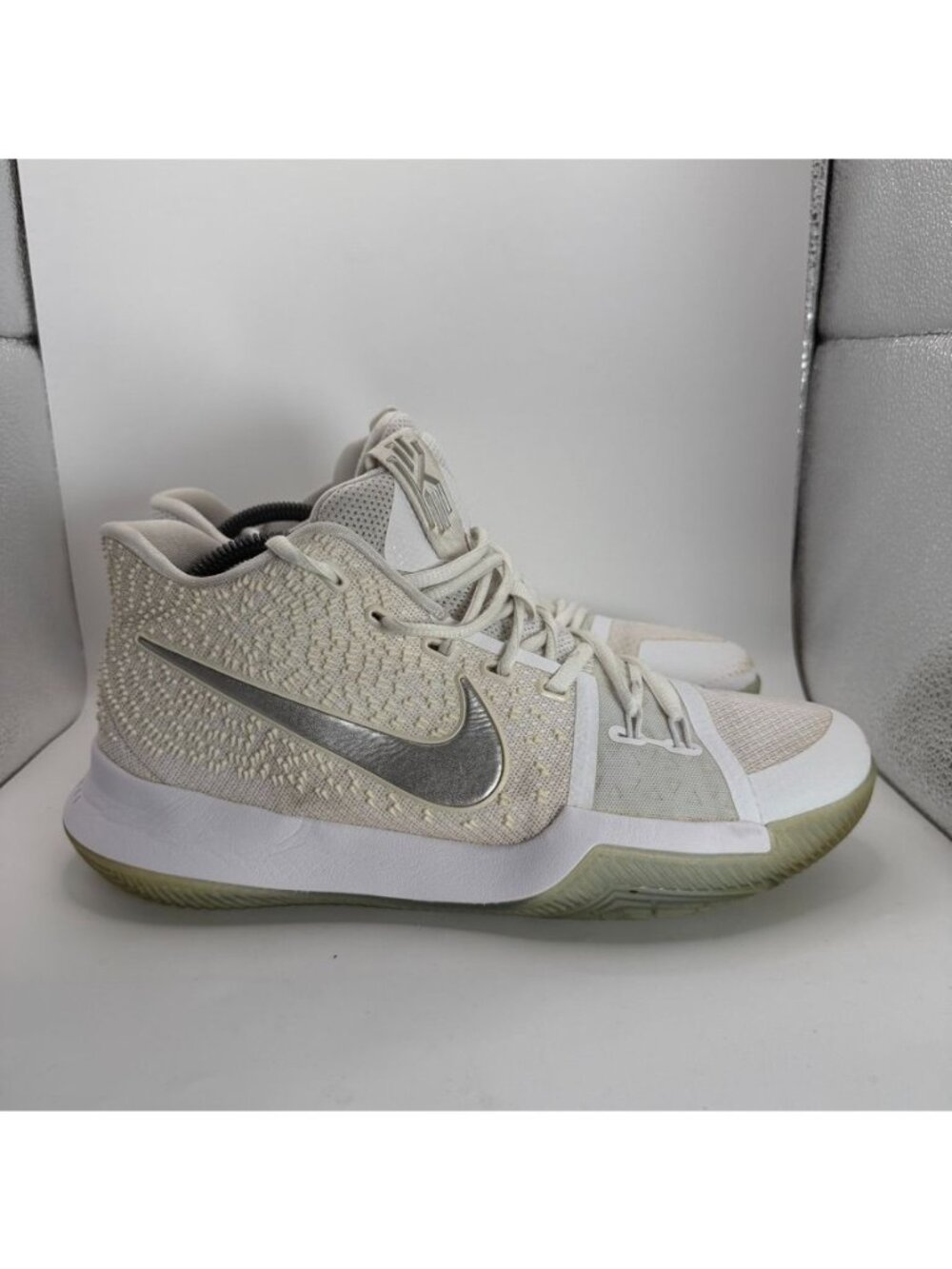 Nike Kyrie 3 Basketball Shoes Men’s Size 9 White/Silver Lightweight Durable Trac